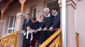 Kép: Menedék, otthon és védelem - átadták a Mózeskosár református bölcsődét Zselízen