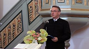 Kép: Aki Izrael dicséretei között lakik